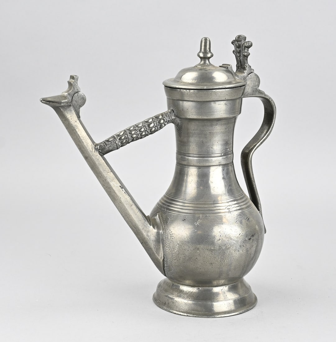 Swiss jug, H 27 cm.: Rare 18th-19th century Swiss pewter Stegjug (wine jug), with various hallmarks, including rifles and a medallion. Dimensions: H 27 cm. In very good original condition.