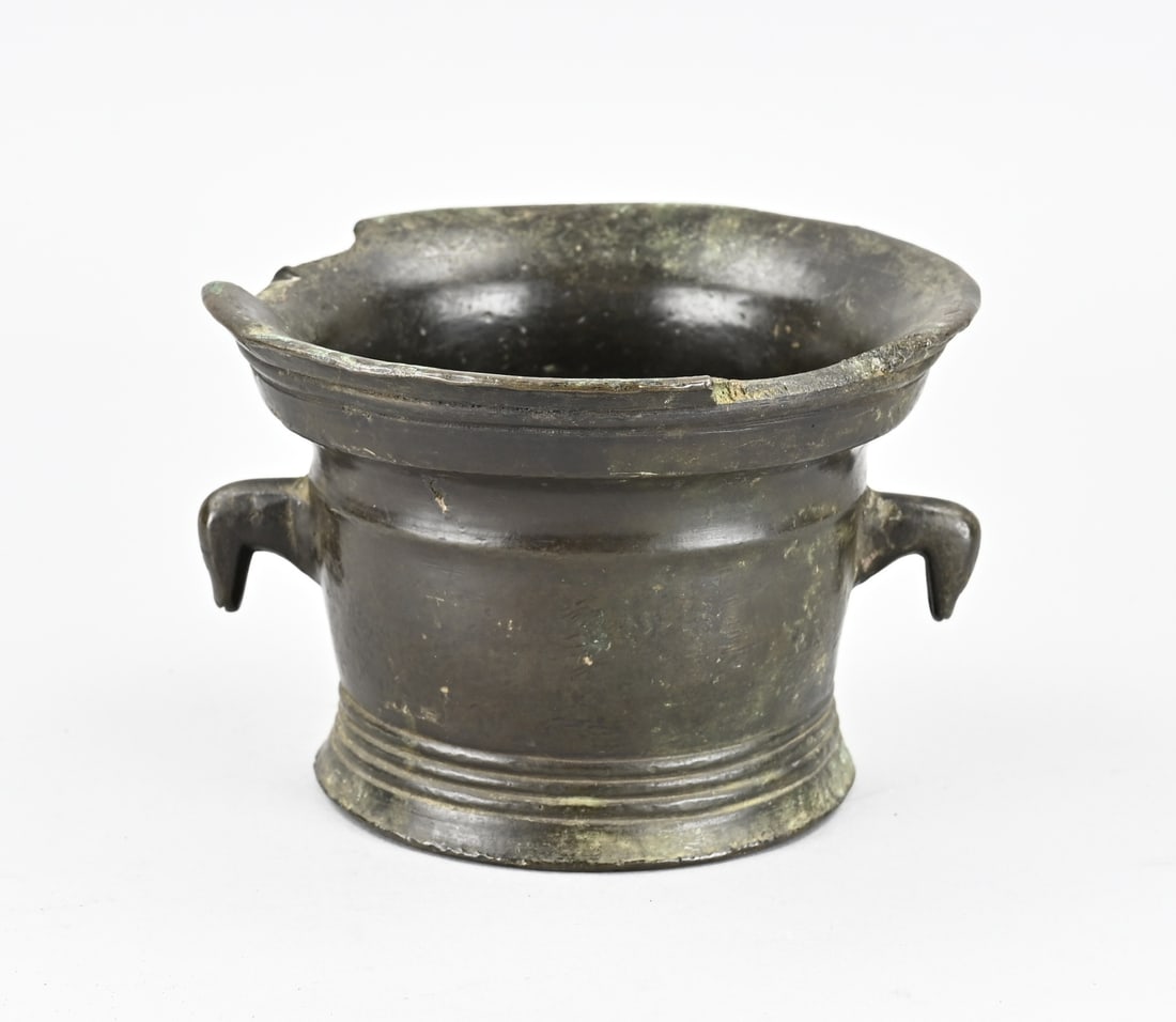 16th-century Gothic mortar Ø 15 cm.: 16th-century Gothic bronze mortar. Dimensions: H 10.5 x Ø 15 cm. Broken/damaged. In reasonable condition.