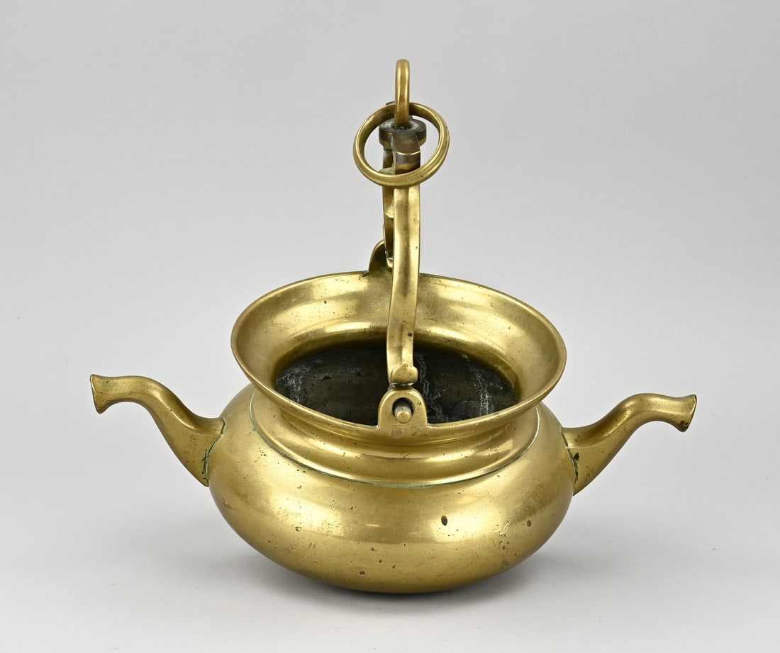 Antique washbasin: 17th-century French bronze washbasin. Signed Roy A. Morteau. Dimensions: 33 x 31 x Ø 18 cm. In very good condition.