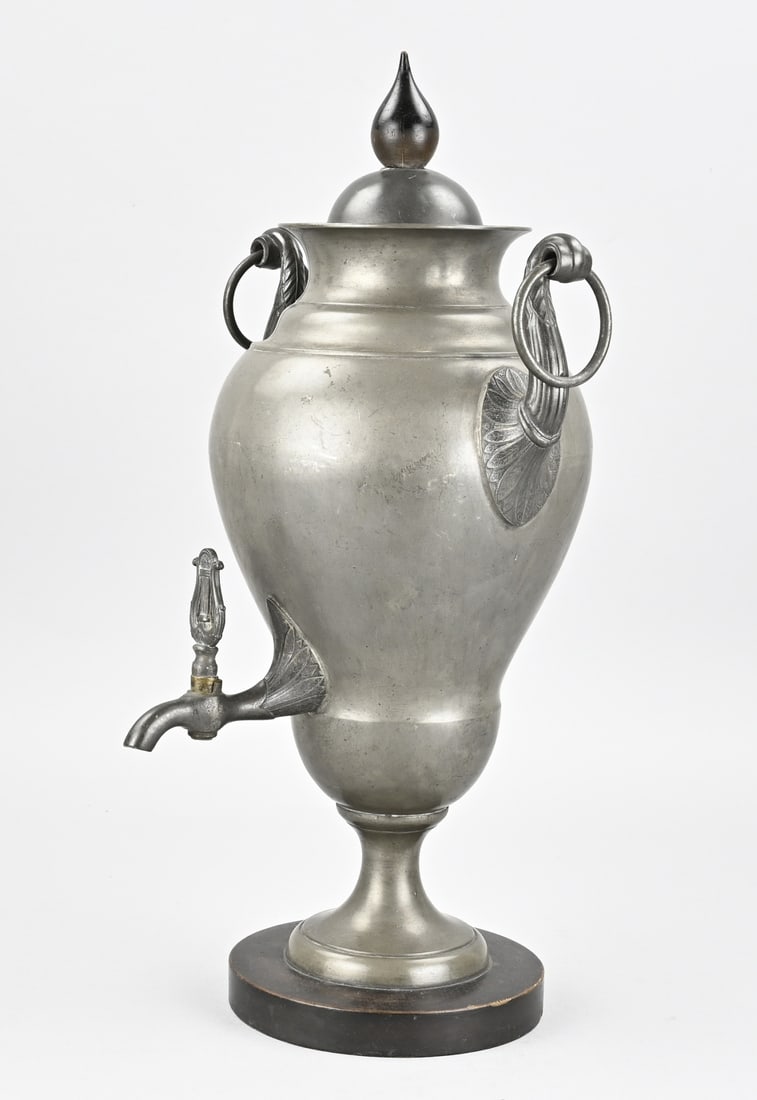 Pewter spouted jug, 1820: 19th-century pewter Empire spouted jug with lyra-shaped stopper and handles. Circa 1820. Dimensions: H 43 cm. In good condition.