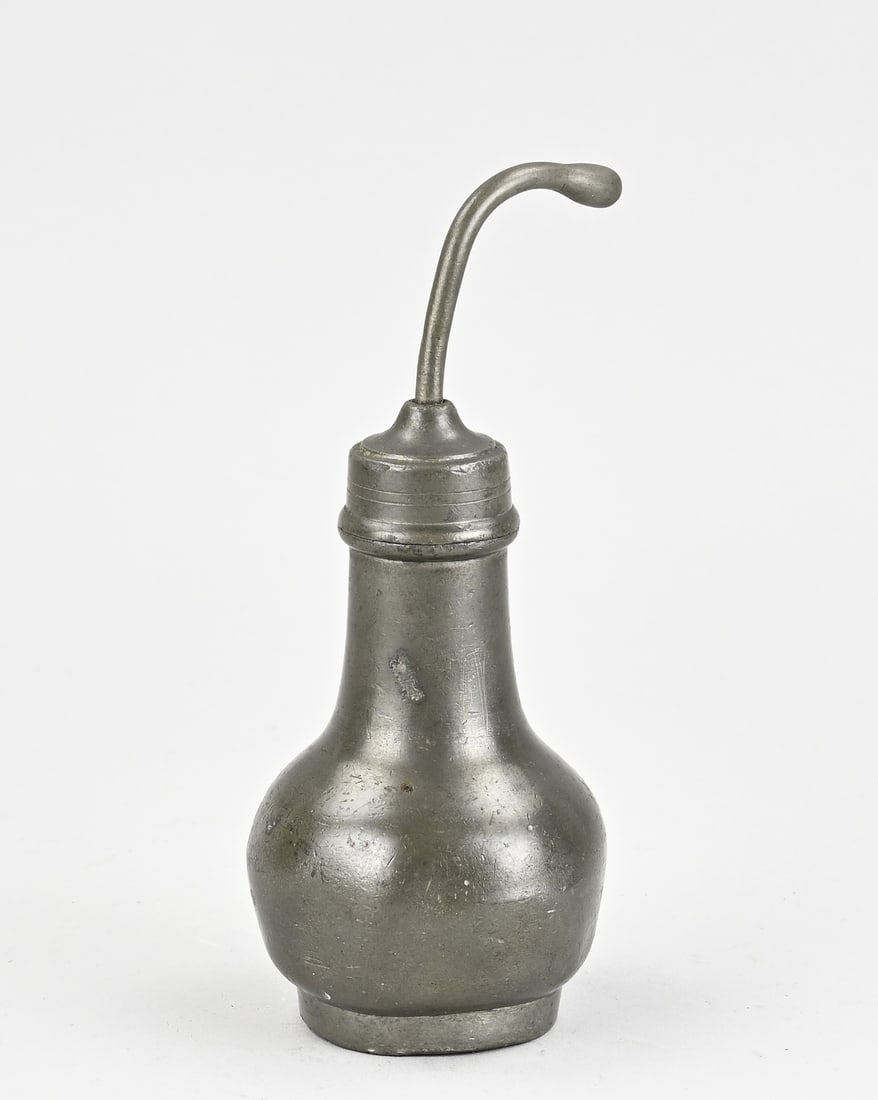 Tin feeding bottle, 17.5 cm.: 19th-century pewter feeding bottle with base mark. Dimensions: 17.5 cm. In good condition.