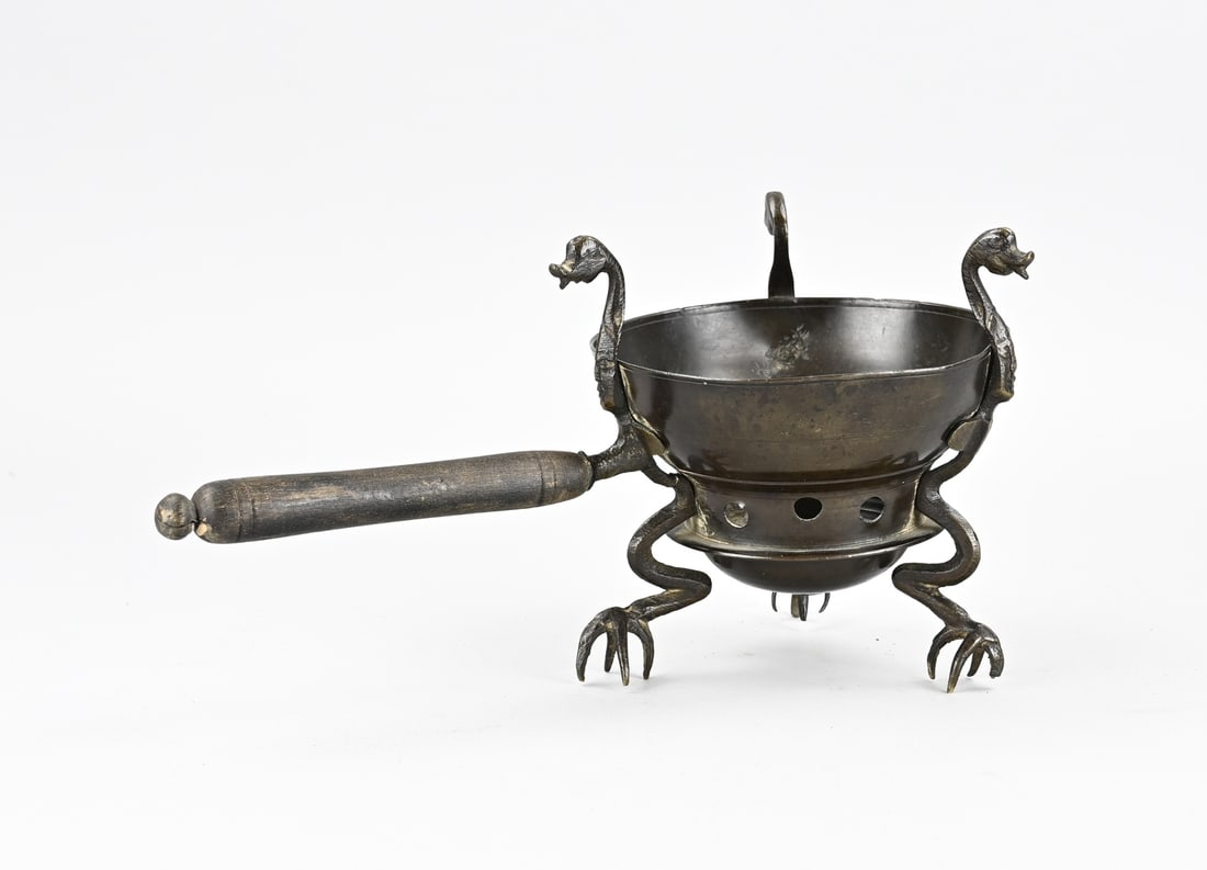 Nuremberg comfort candlestick: 16th-century German Gothic bronze Nuremberg comfort with claw feet, convertible into a candlestick. Dimensions: 15 x 28 x Ø 14 cm. In good condition.