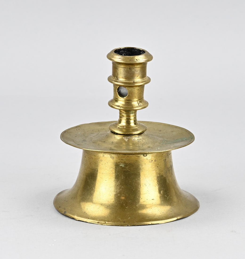 Antique robe candlestick, H 12 cm.: 16th-century bronze robe candlestick with screw thread. Dimensions: H 12 cm. In good condition.