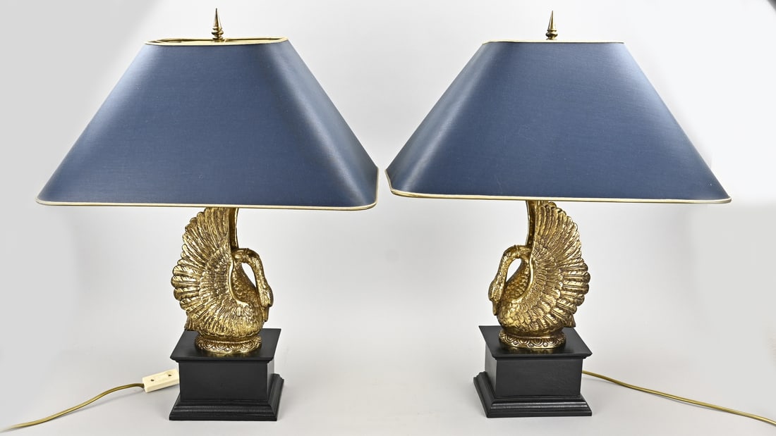 2x Lamp: Two Empire-style table lamps with bronze swans. Second half of the 20th century. Dimensions: 65 x 50 x 34 cm. In good condition.