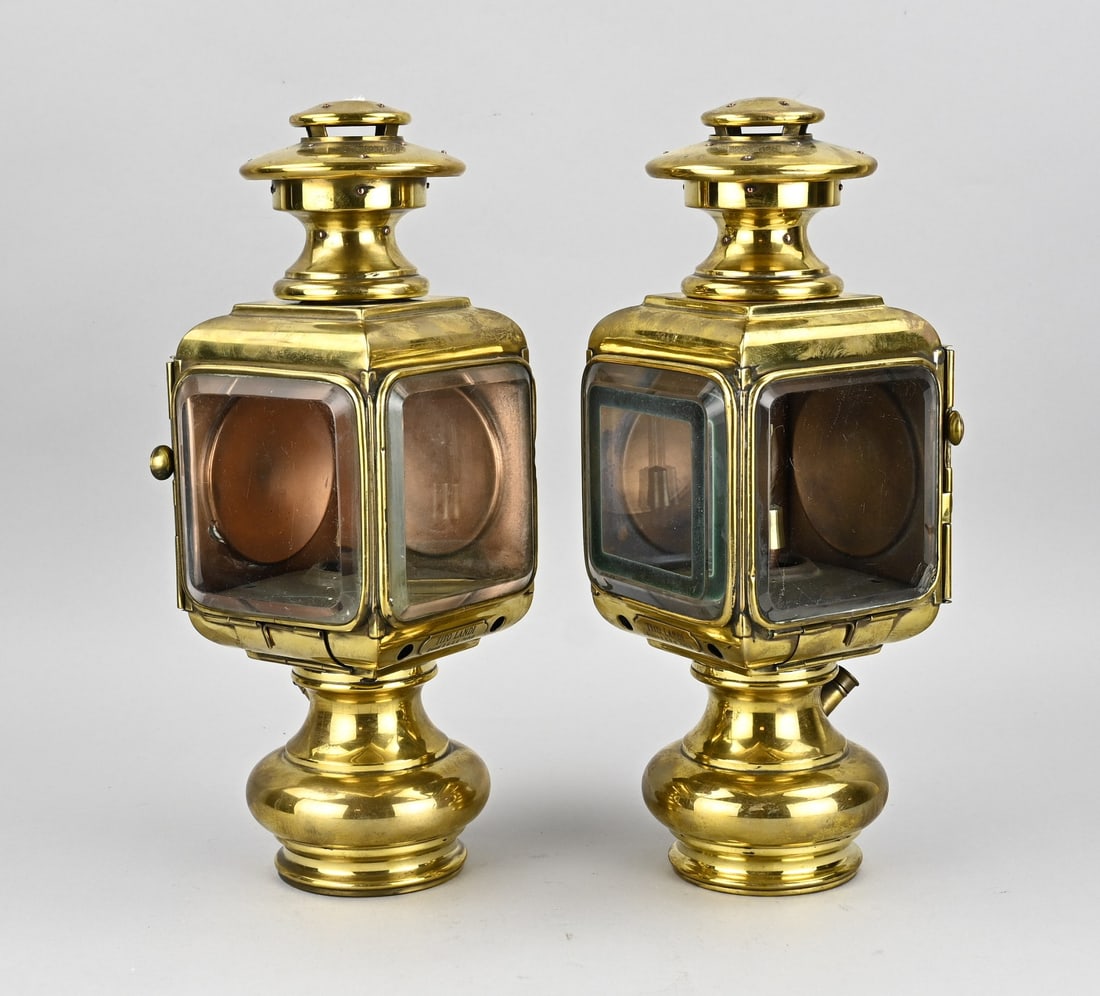 2x Carriage or vintage lamp: Two heavy, gold-plated brass (petrol), Tito Landi Brevete Paris lamps. These were used for carriages or vintage cars. Circa 1910 - 1920. Dimensions: H 36 cm. In very good condition.
