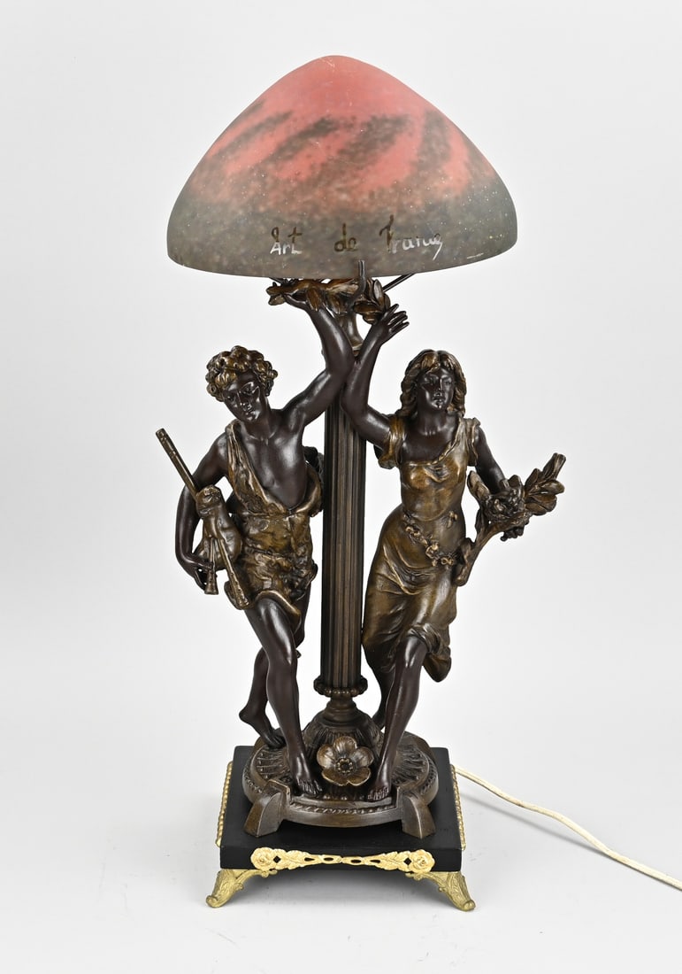 Lamp/dual image: Antique composition metal lamp base with two figures + signed lampshade (Art de France). Dimensions: H 60 cm. In good condition.