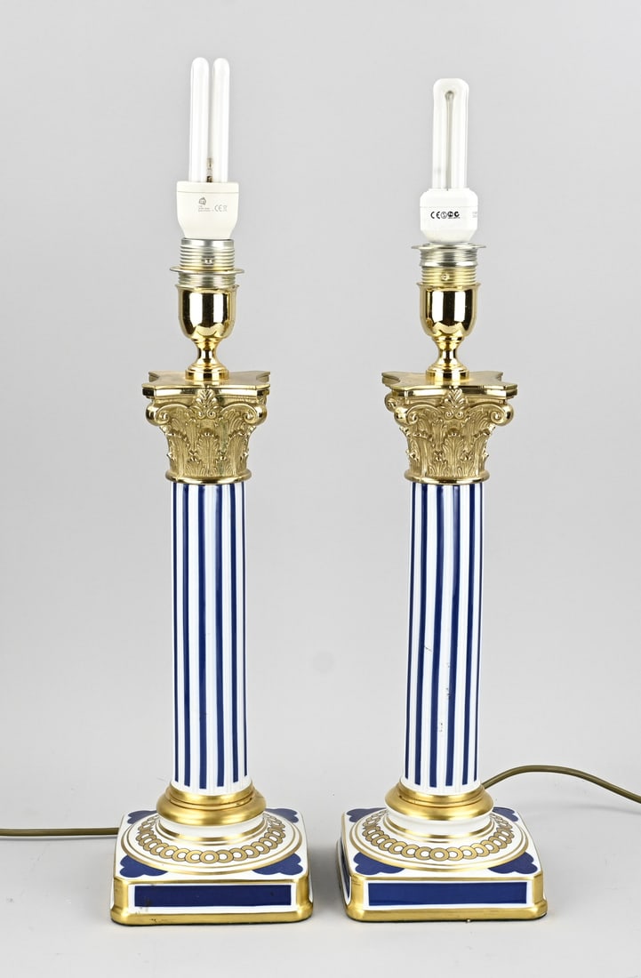 2x Table/bedside lamp: Two Italian porcelain table lamps in the shape of Corinthian columns. Second half of the 20th century. Dimensions: H 60 cm. In good condition.