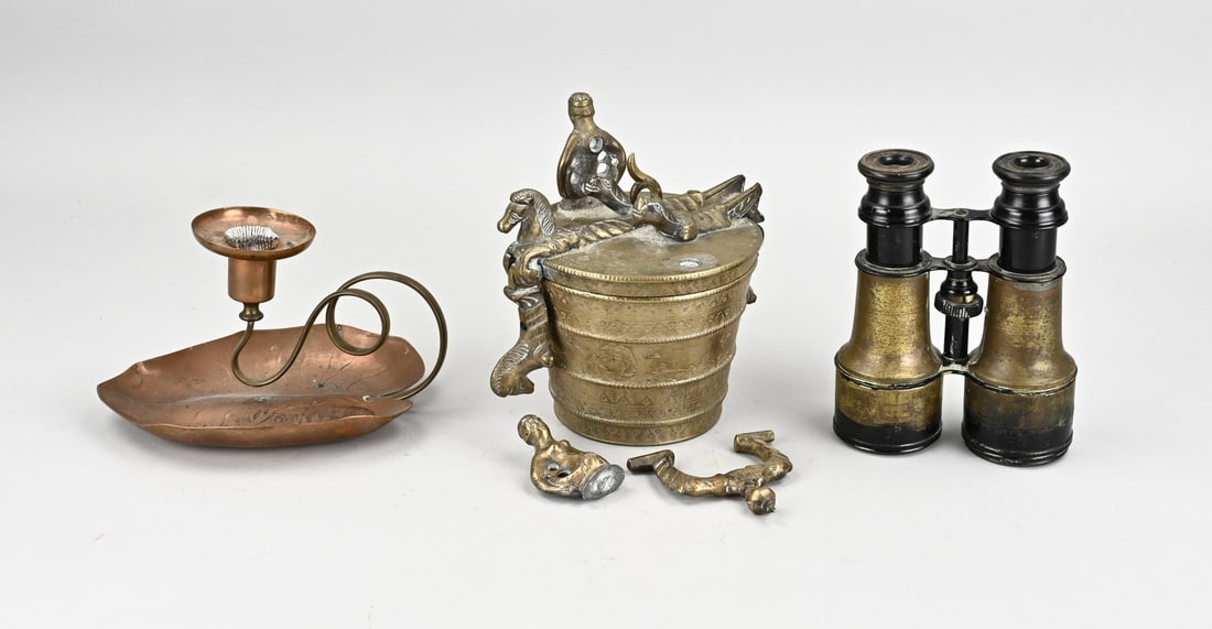 3 Parts miscellaneous copper: Three pieces of miscellaneous antique copper. 1x Field binoculars. 1x Art Nouveau candlestick, lily leaf, marked with fish. 1x Cup weight empty + parts included separately. Dimensions: 16 - 19 cm. In