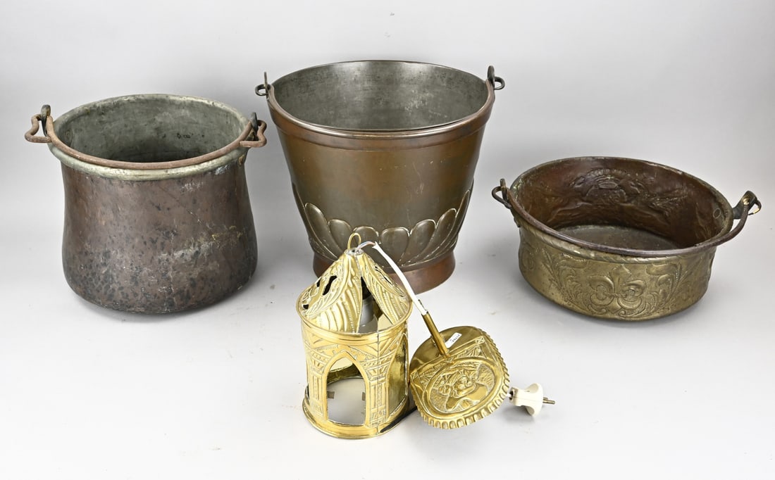 Lot of copperware, 4 parts.: Four antique pieces. Including: 1x brass wall lamp, circa 1900. 1x copper-handled bowl with phoenixes, 17th - 18th century. 1x decorated copper bucket. 1x copper awl. Dimensions: 22 x 30 cm. In good