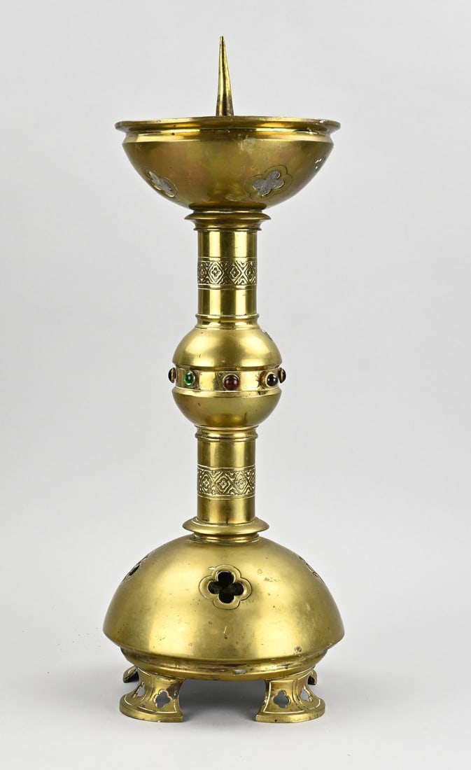 Church candlestick, Neo-Gothic H 51 cm.: Heavy, 19th-century ecclesiastical brass candlestick. Neo-Gothic in the center with gemstones. Dimensions: H 51 cm. In good condition.