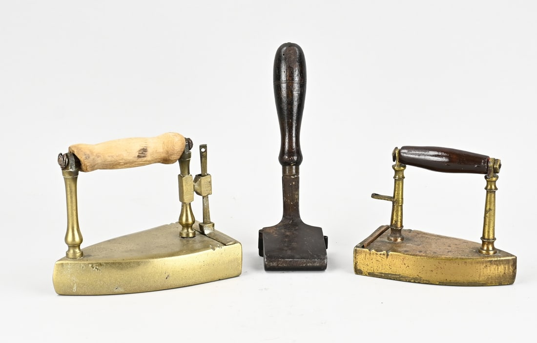3x Old iron: Three antique irons, one specifically for ironing ties. Also two brass examples. 19th century. Dimensions: 14 x 18.5 cm. In good condition.
