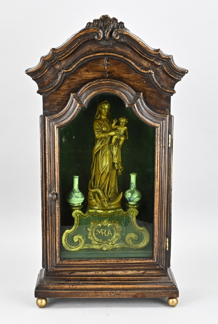 Madonna in cabinet (altar): 18th-century altar in a softwood display case, with a fruitwood Madonna on a gilded carved console + two Chinese bibelot vases. Dimensions: 56 x 29 x 12 cm. In good condition.