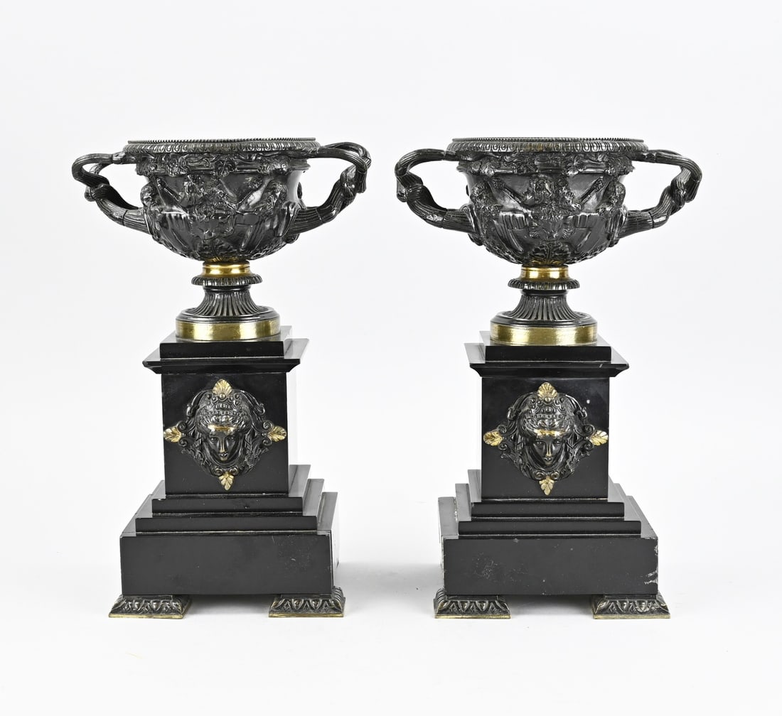 2x Bronze coupe, 1900: Two antique bronze coupes on black marble bases. France. Circa 1900. Dimensions: 32 cm. In good condition.