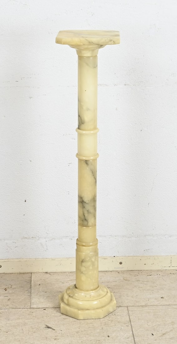 Italian pedestal, H 96 cm.: Italian alabaster pedestal. 20th century. Dimensions: 96 x 20 x 20 cm. In good condition.