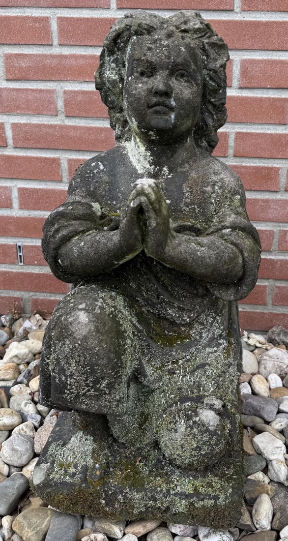 Antique sandstone statue, Praying Woman: Antique sandstone statue. Praying woman. 18th - 19th century. Dimensions: 64 cm. In good condition.
