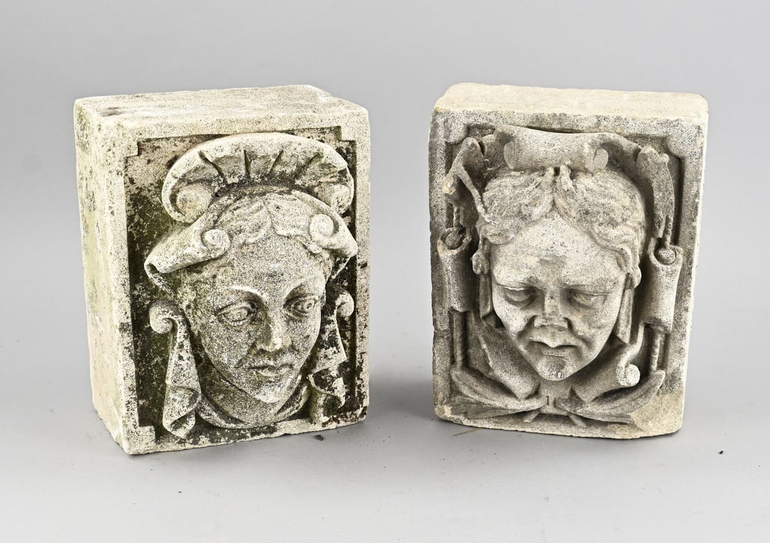 2x Sandstone tiles with headers: Two antique sandstone tiles with heads, in Renaissance style. 19th century. Dimensions: 24 x 19 x 16 cm. In good condition.