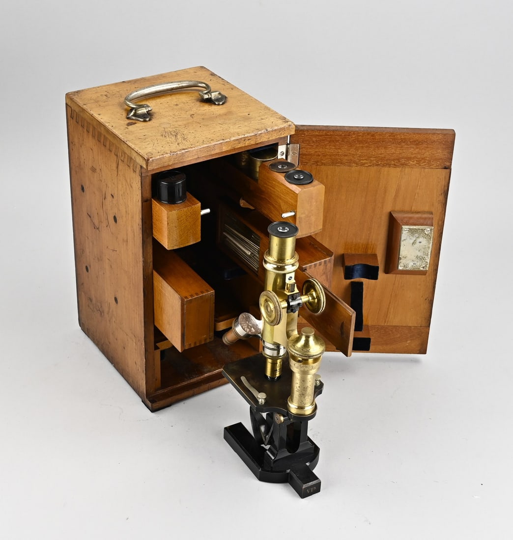 Carl Zeiss Jena microscope, 1930: Antique, German, Carl Zeiss Jena brass microscope, in original storage case with contents. Circa 1930. Dimensions: 34 x 18 x 20 cm. In good condition.