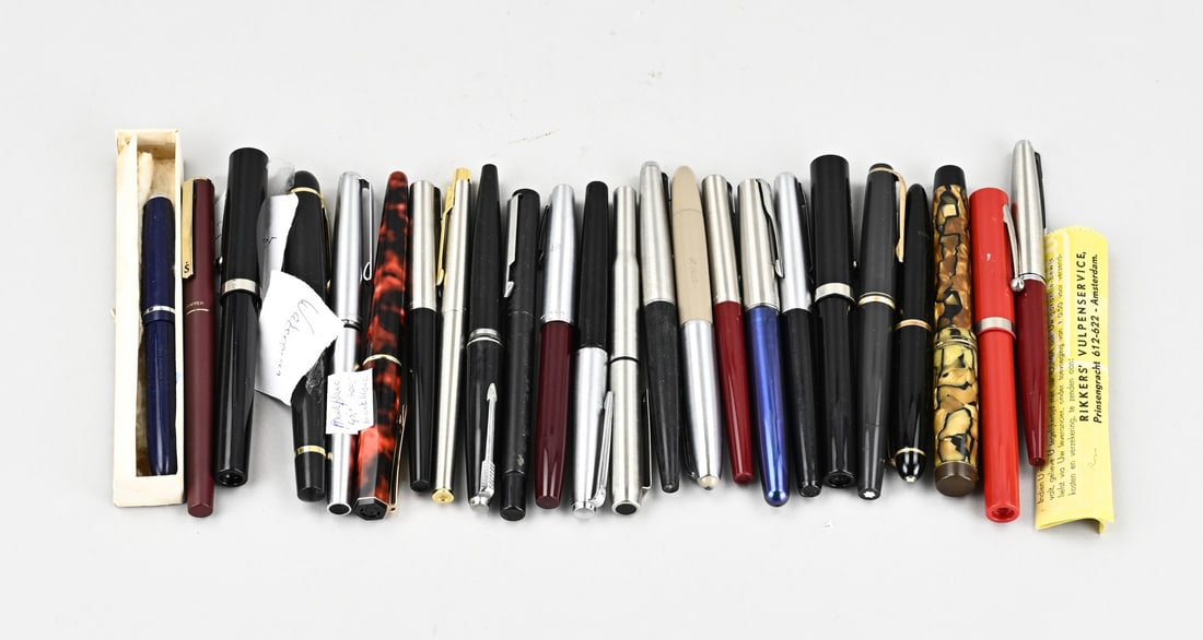 Lot of various pens, Mont Blanc etc: Lot of various (fountain) pens. Including Mont Blanc. Second half of the 20th century. Quantity: 19 pieces. Size: 13 x 14 cm. In good condition.
