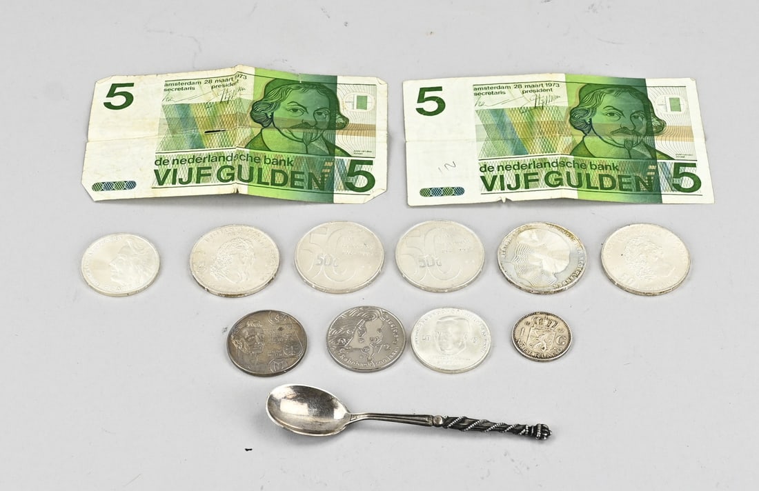 Lot of various coins: Lot with various coins. Including silver. 5x Silver 50 guilder pieces. 1x Silver 10 guilder 1995. 1x Silver guilder 1957. 1x Silver spoon 835/000, approx. 16 g. 1x Silver 10 guilder 1997, 50th