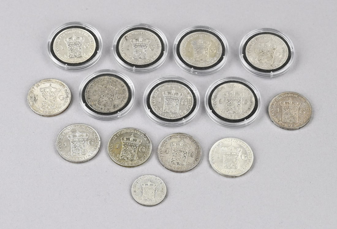Lot of Dutch coins: Lot of Dutch silver coins, Wilhelmina. 13 x 1 Guilder. 1 x Half Guilder. Dimensions: 2.1 x 2.6 cm. In good condition.