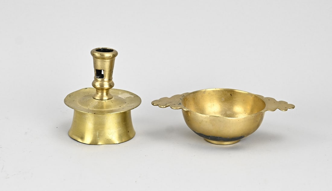 Bronze candlestick + brandy bowl: Antique bronze robe candlestick + brandy bowl. 17th - 18th century. Dimensions: 12 - 17 cm. In fair/good condition.