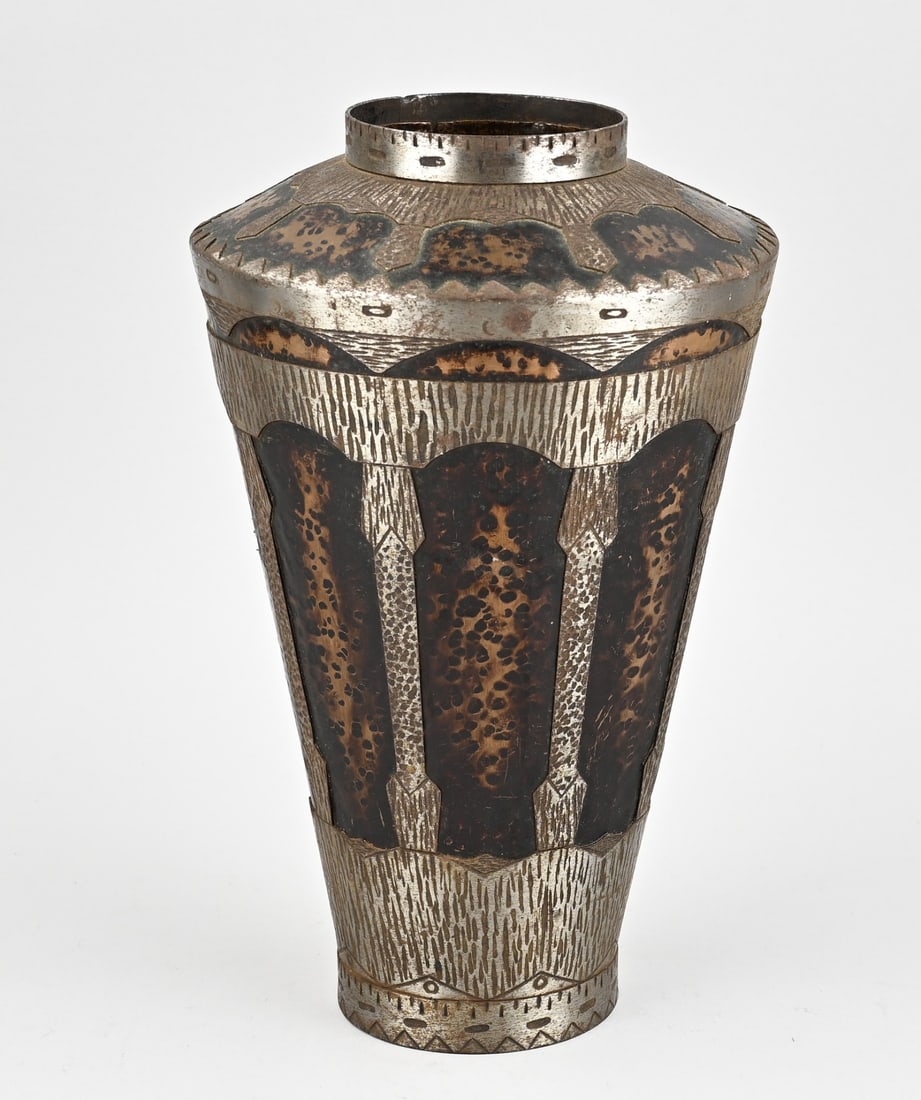 Hammered copper vase, H 34 cm.: Old/antique hammered copper vase. Circa 1920. Art Deco. Maker? Dimensions: H 34 cm. In good condition.