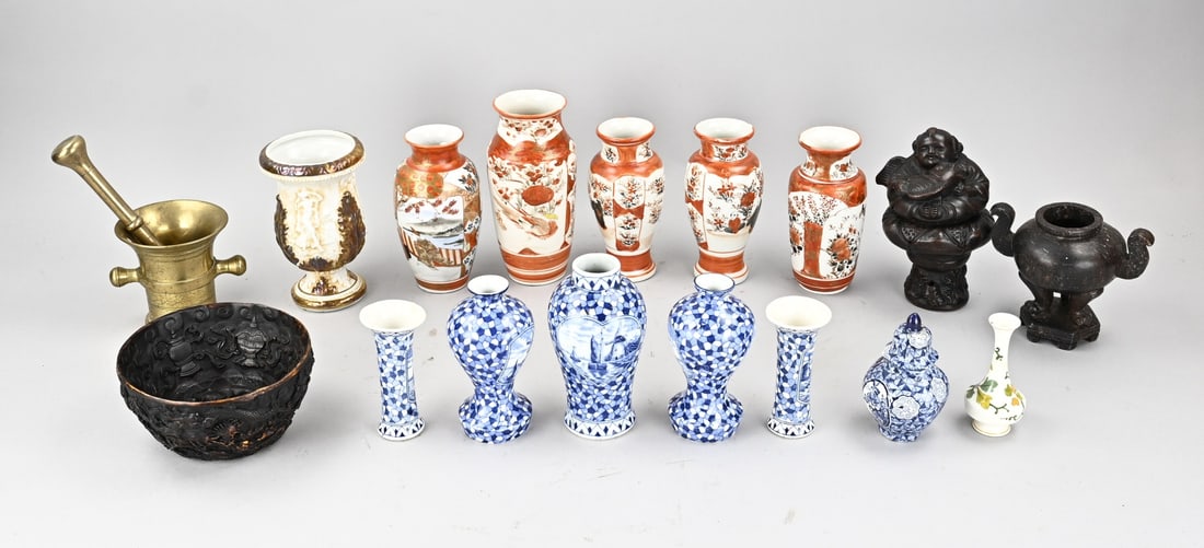 Lot of various old/antiques: Lot of miscellaneous old/antique items. Including: bronze, Japanese porcelain, Naples goblet, European earthenware, etc. Quantity: 18x. Dimensions: 9 - 15 cm. In good condition.