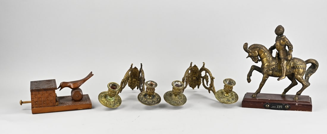 Miscellaneous lot (4x): Four old/antique pieces. Including: two brass piano candlesticks, one wooden cigarette picker, and a metal composition sculpture of a knight. Dimensions: 21 x 24 cm. In good condition.