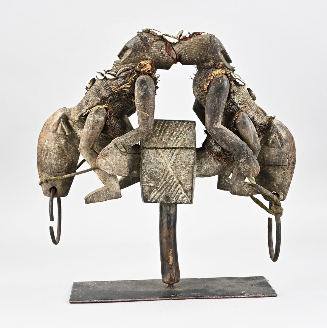Congolese staff: African staff top with two figures on animals + shells. Congo. 20th century. Dimensions: 40 x 39 x 14 cm. In good condition.