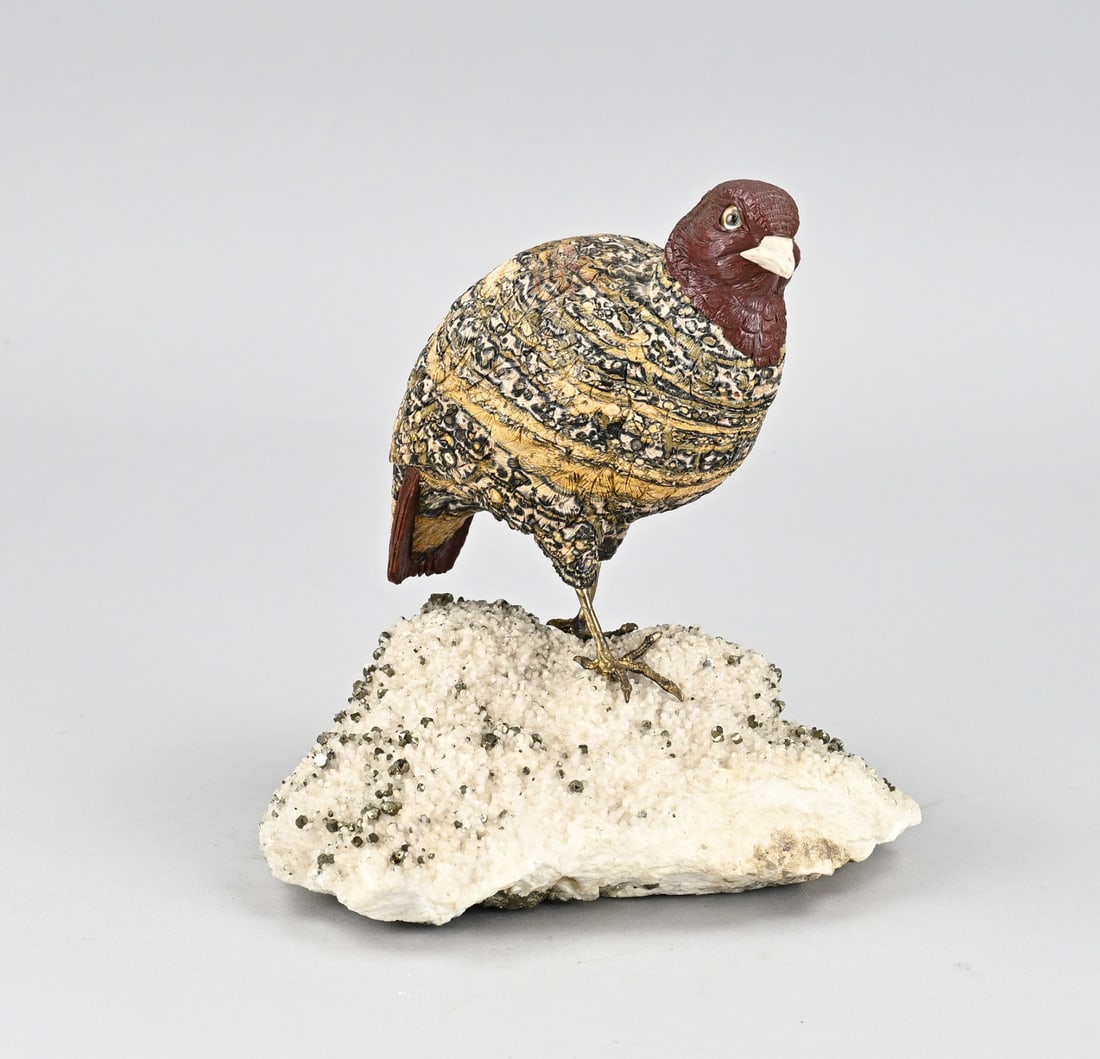 Semi-precious quail: Large, semi-precious stone quail with mineral base + pyrite and bronze legs + glass eyes. 20th century. Handmade. Dimensions: 18 x 17 x 13 cm. In good condition.