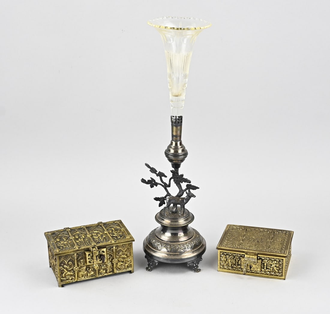 3 Parts miscellaneous antiques: Three lots of miscellaneous antiques. Including: 2x Historicist brass lidded boxes (Renaissance + Gothic style). 1x Table centerpiece with glass flute. Circa 1900. Dimensions: 12.5 x 45 cm. In good co
