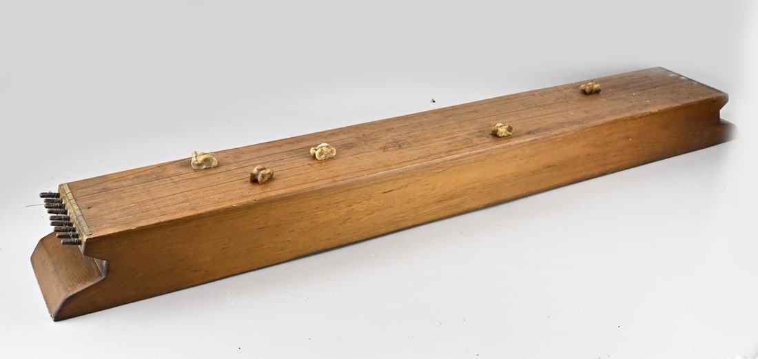 Ancient Eastern string instrument: Antique Oriental string instrument with bone vertebrae. 20th century. Dimensions: 122 x 18 x 13 cm. In good condition.