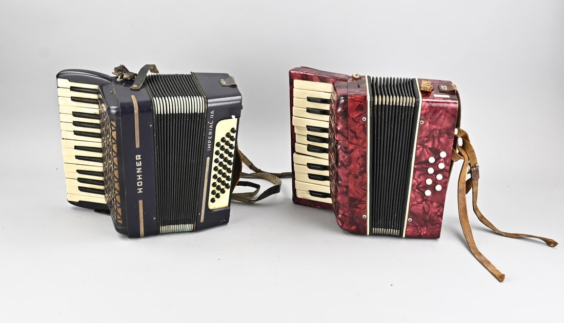 2x Children's accordion: Two antique children's accordions. Circa 1930. 1x Traviata. 1x Hohner Imperial 11a. Both Bakelite. Dimensions: 25 x 29 x 15 cm. In good condition.