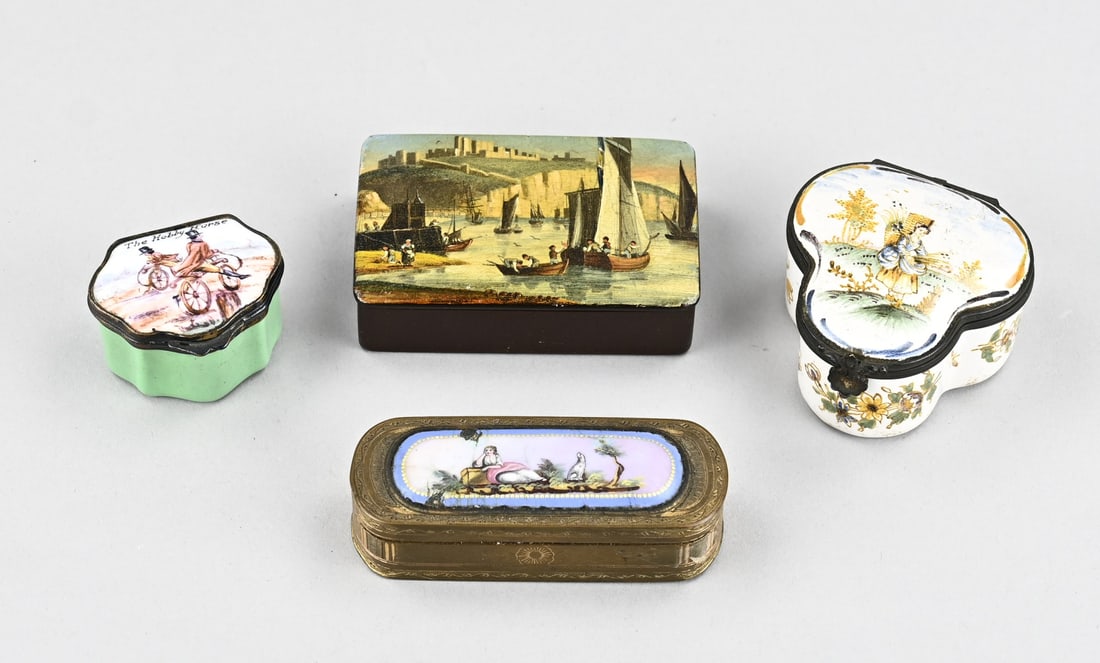 Lot of tobacco pouches (4x): Four antique stools. Including: 1x enamel, 19th century, The Hobby Horse, good. 1x enamel, 18th century, figure in landscape, good. 1x Brass/gilded/enamel, Empire style, 1820, fair. 1x France, lacquer