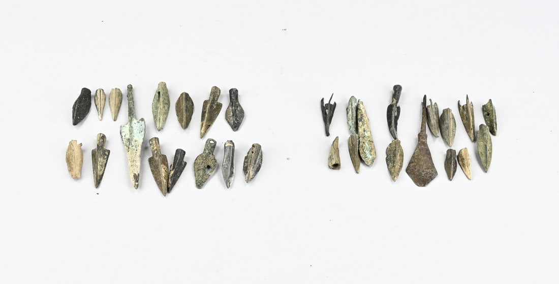 Lot of various arrowheads: Large lot of various old/antique ethnographic metal arrowheads. Size: 4 - 9 cm. In good condition.