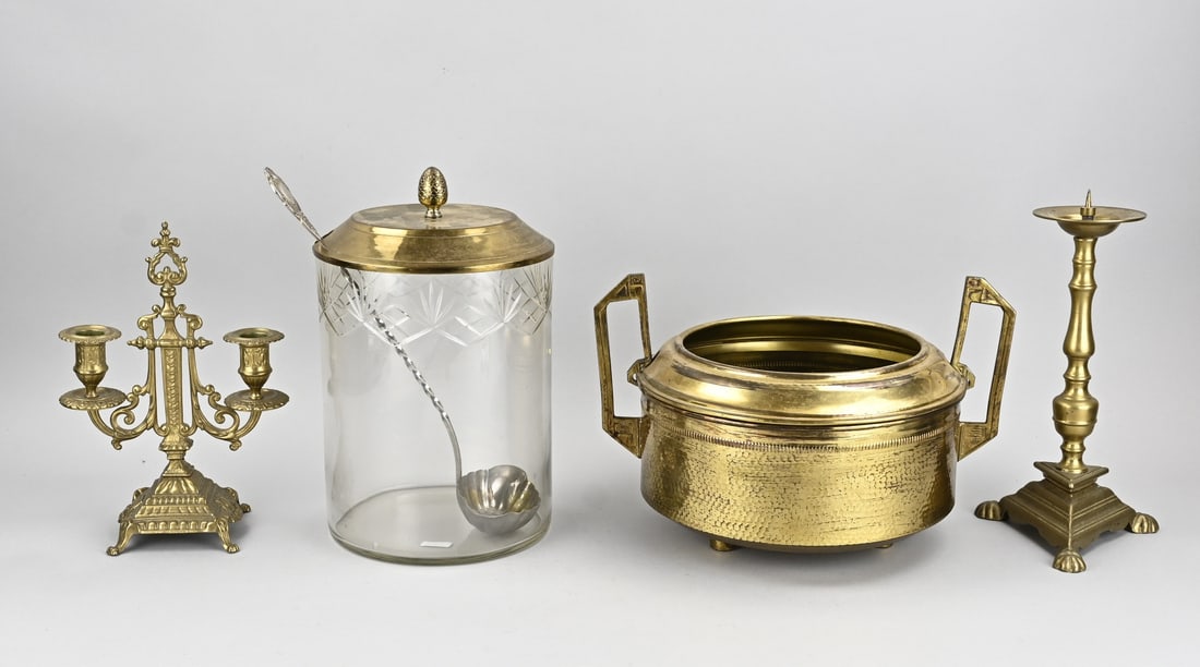 Lot of copperware (4x): Four pieces of old/antique copperware. 2x Candlesticks, second half of the 20th century. 1x Bowl set (crystal), circa 1900. 1x Art Nouveau jardiniere, circa 1900. Dimensions: 29 x 34 cm. In good condi