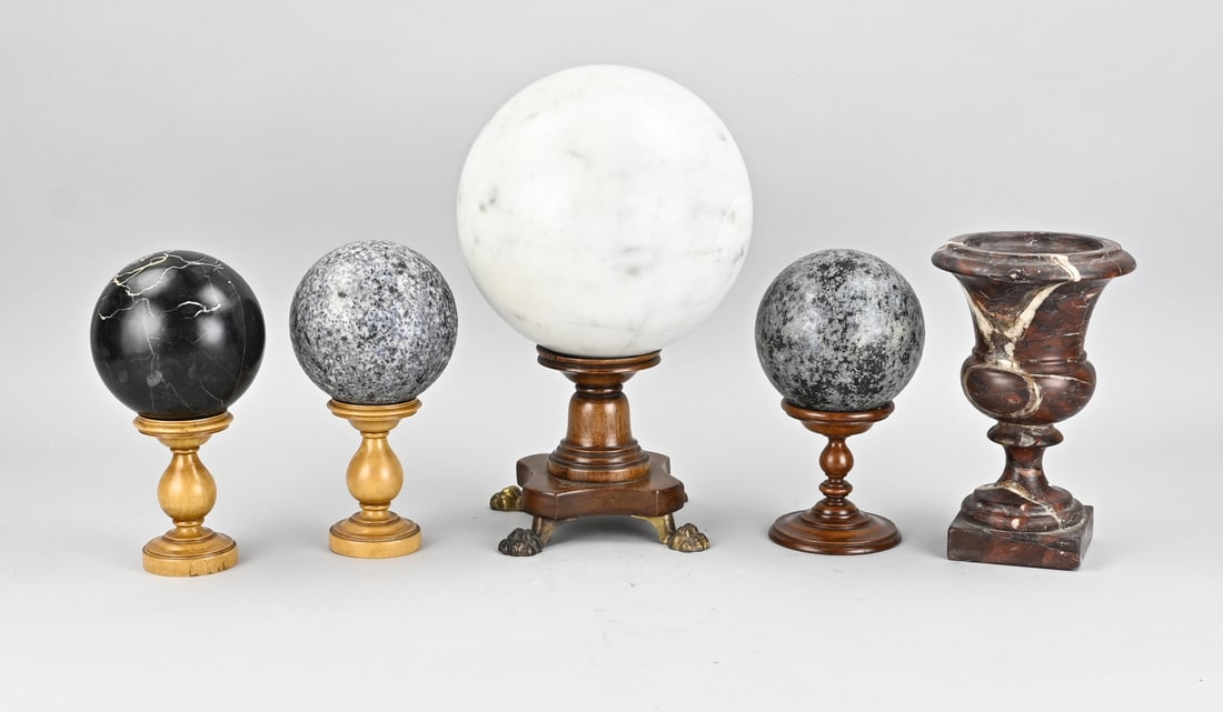 5 pieces of old marble: Four diverse natural stone spheres on fruitwood stands + one marble crater vase (rim damage). Dimensions: 19 x 28 cm. In good condition.