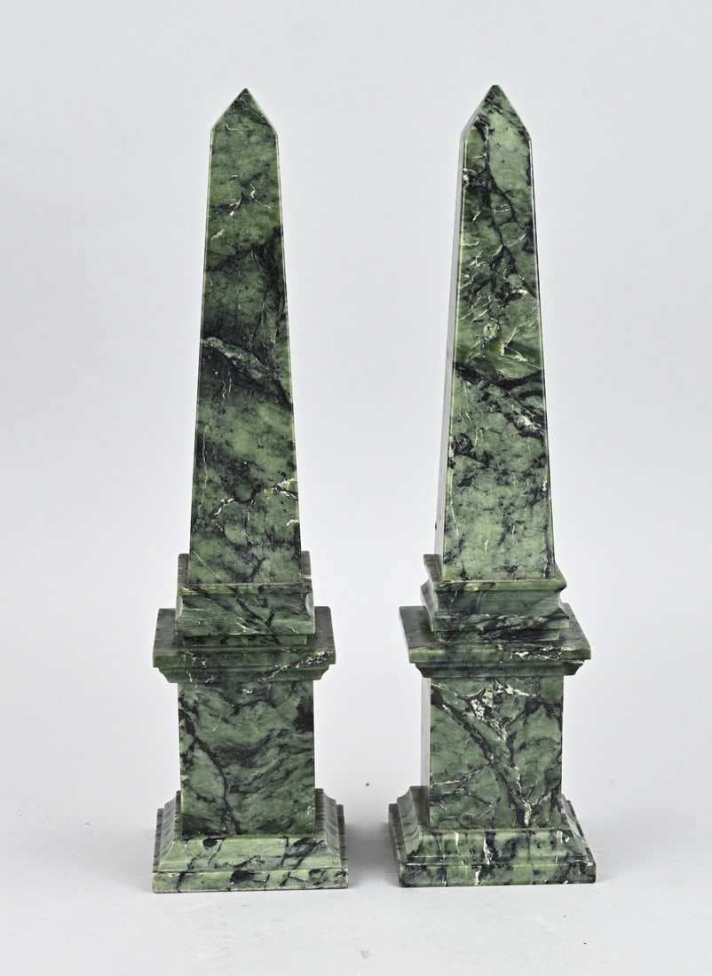2x Obelisk, 29.5 cm.: Two old marble obelisks. 20th century. Dimensions: H 29.5 cm. In good condition.