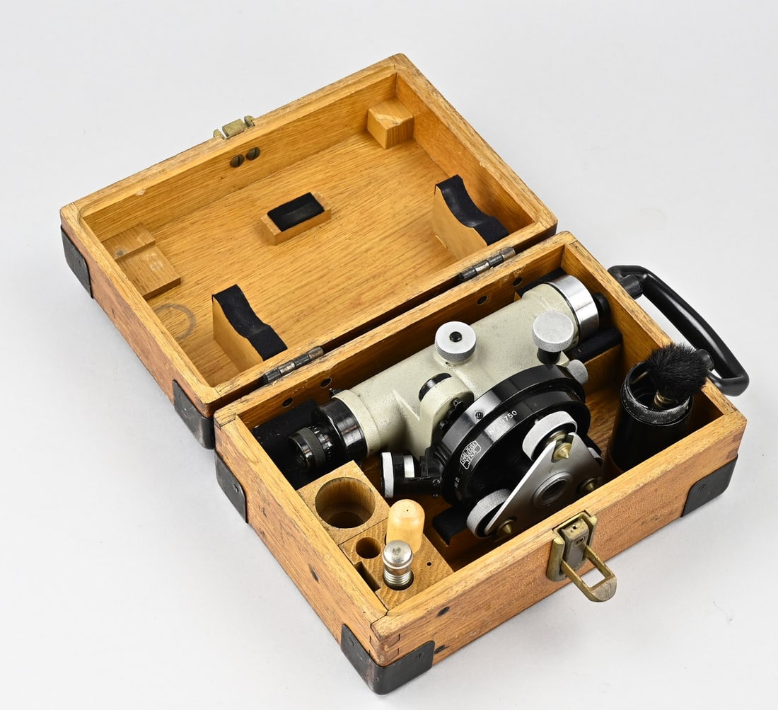 Carl Zeiss surveyor: German Carl Zeiss Jena surveyor's instrument in original case. 1950s. Dimensions: 12 x 16 x 25 cm. In good condition.