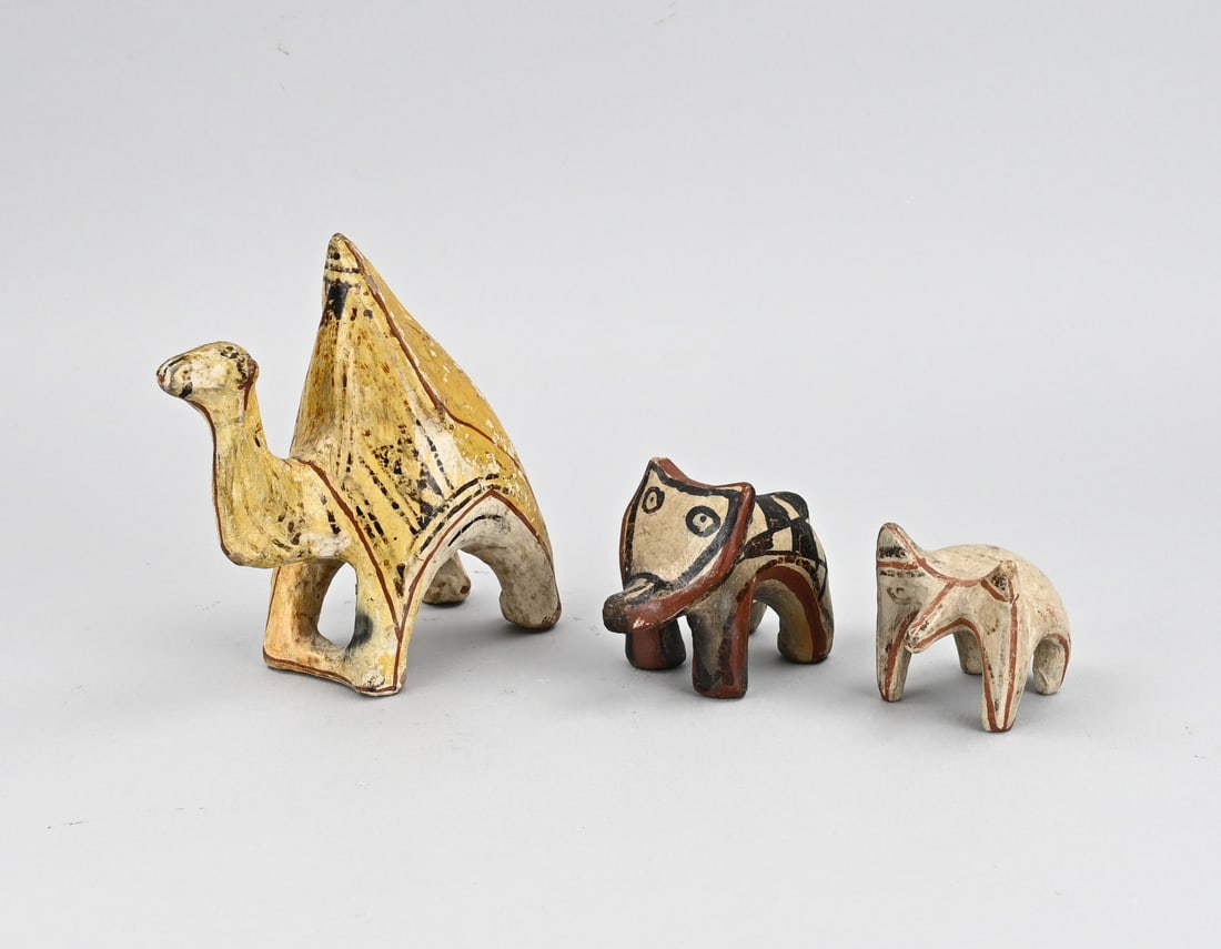 3x Pre-Columbian: Three old/antique hand-painted terracotta figures in Berber or South American style. Dimensions: 8 - 17 cm. In good condition.