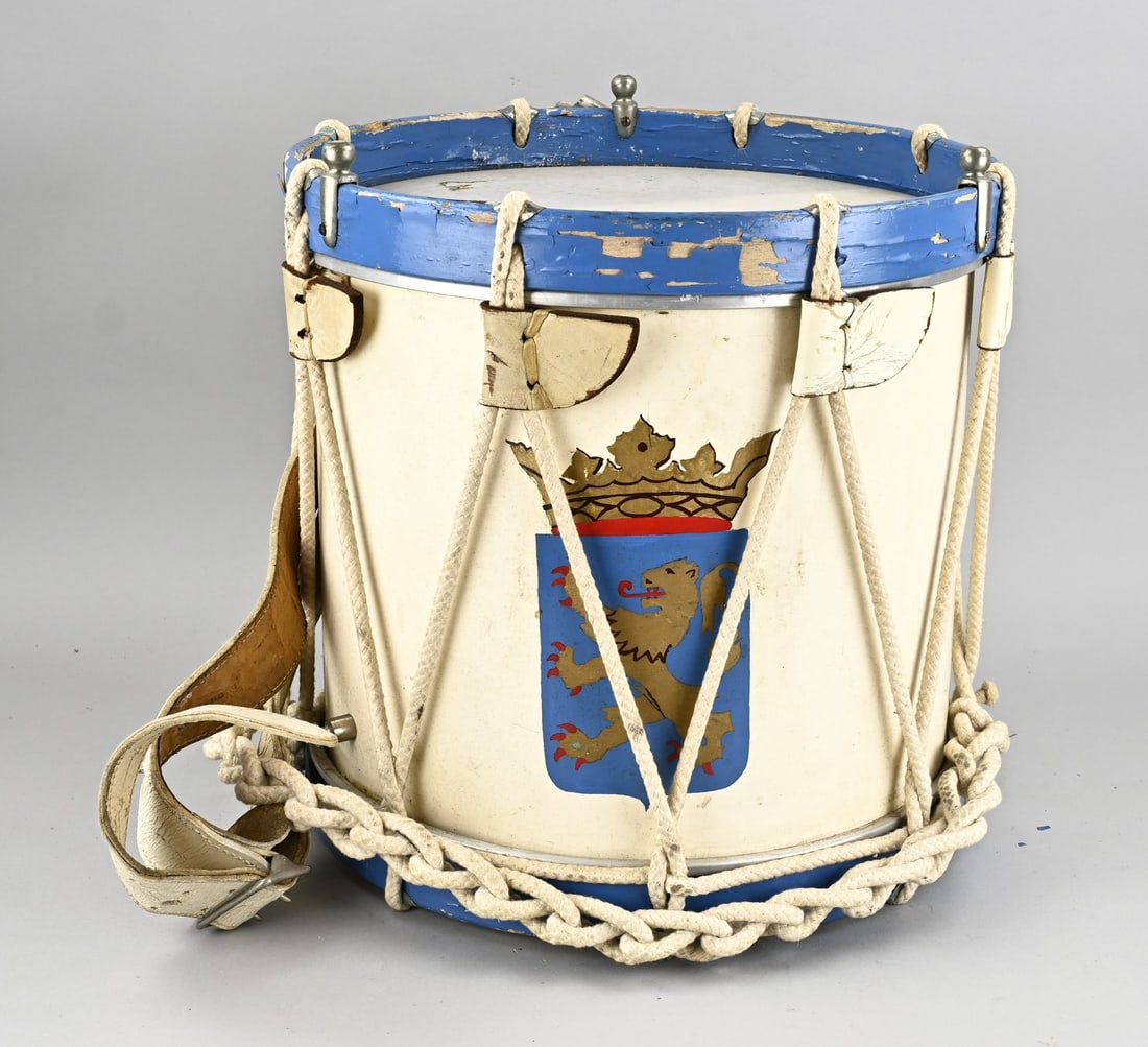 Bass drum (marching band): English military drum. First half of the 20th century. Dimensions: 40 x Ø 38 cm. In good condition.