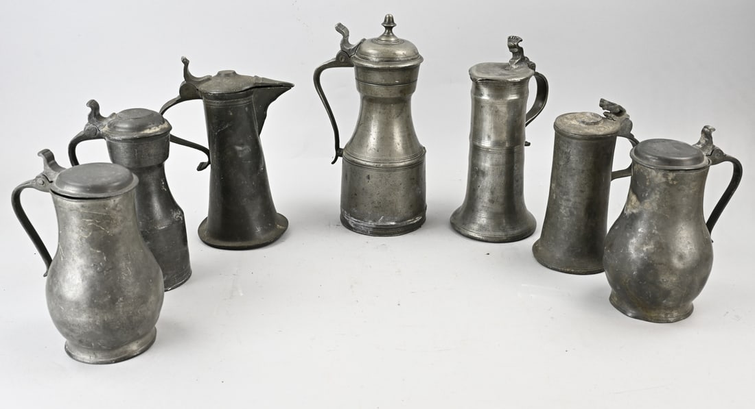 7x Tin jug: Seven various antique pewter jugs. 18th - 19th century. Dimensions: 20 - 35 cm. Some damage. In reasonable condition.