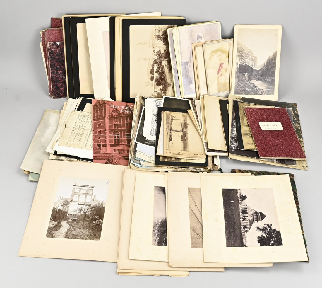 Lot of various photos + booklets: Lot of various antique photographs, documents, etc. 20th century. Dimensions: 13 x 30 cm. In fair/good condition.