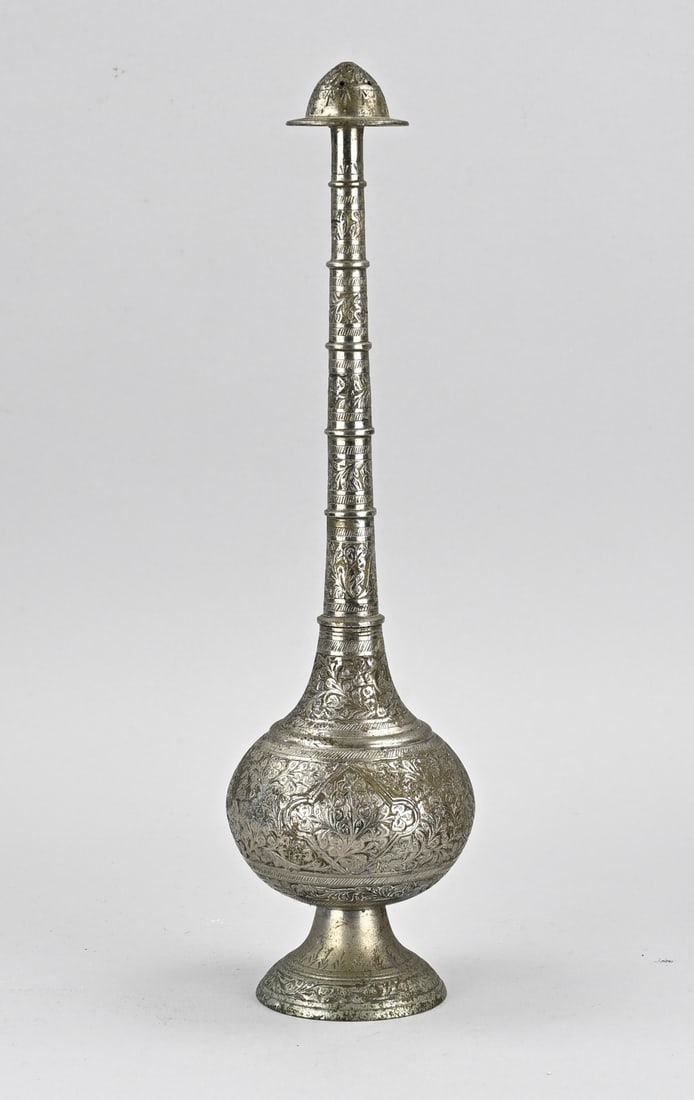 Persian (rose) sprinkler: Antique Persian rose sprinkler of plated brass. Circa 1900. Dimensions: 37 cm. In good condition.