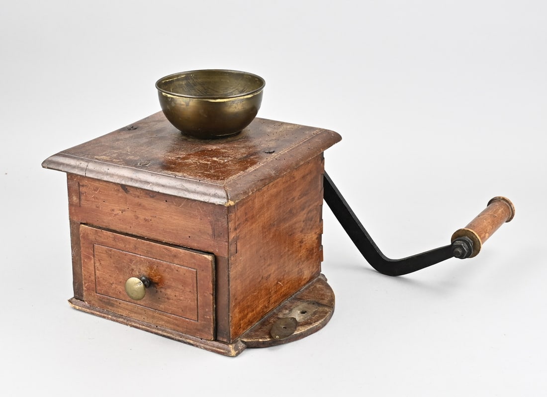 Antique grocer's coffee grinder, 1900: Antique grocer's coffee grinder. Circa 1900. Dimensions: 25 x 47 x 26 cm. In good condition.