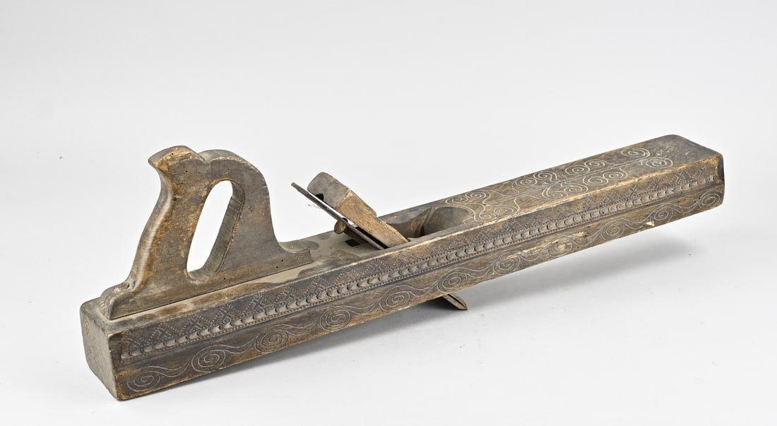 Modified carpenter's wood plane: 19th-century ornate carpenter's wood plane. Dimensions: 63.5 cm. In good condition.