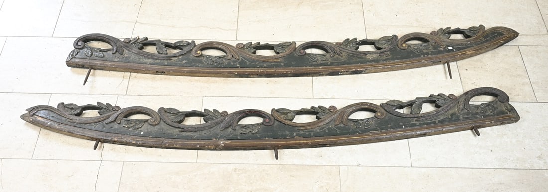 2x Antique wagon panel: Two large 19th-century wagon panels with floral carving/carved wood decoration. Dimensions: approximately 210 cm. In good condition.