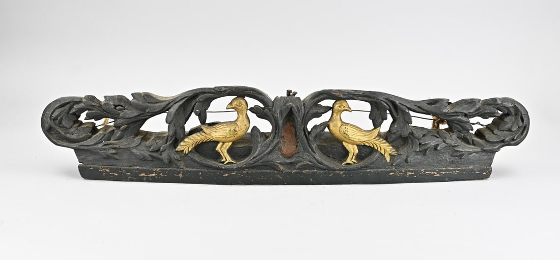 Antique horse board: Part of an antique wagon partition. With doves of peace. Circa 1800 - 1850. Dimensions: 15 x 75 x 7 cm. In good condition.
