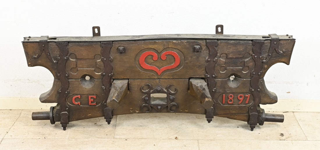 Shot of horse-drawn wagon 1892: Antique oak wagon panel with wrought iron and the year 1892. Dimensions: 45 x 110 x 22 cm. In good condition.