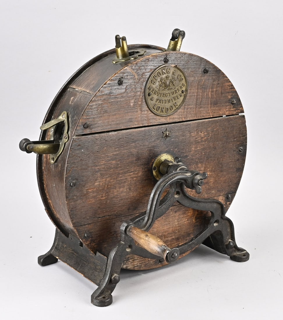 Antique English knife sharpener: Antique English knife sharpener Spong & Co. London. Oak wood with cast iron and bronze. Circa 1900. Dimensions: 48 x 45 x 36 cm. In good condition.